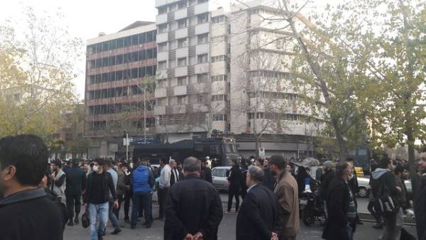 گزارش ایسنا از ناآرامی در خیابان انقلاب تهران