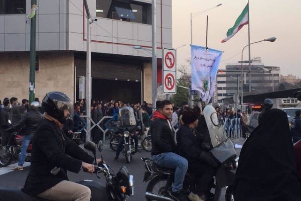 گزارش ایسنا از ناآرامی در خیابان انقلاب تهران