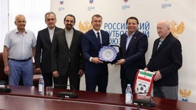عکس | اهدای فرش دستباف جام جهانی به فدراسیون روسیه توسط ساکت