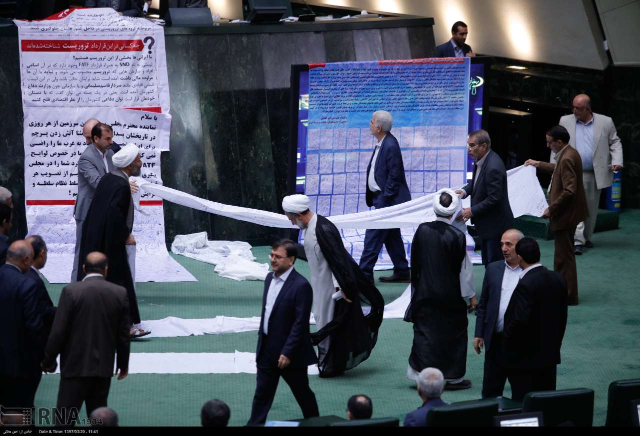 ماجرای ٦٠٠ پیامک به نمایندگان و طومار بازی دلواپسان