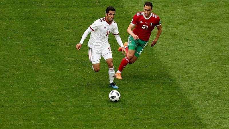 وینگر تیم ملی فوتبال کشورمان در مورد دیدار به یادماندنی مقابل اسپانیا و حرکت جالب خودش در این بازی صحبت کرد. وحید امیری در گفتوگو با خبرنگار ورزشی ایلنا در خصوص بازی با اسپانیا و بازی خوبی که بعد از دریافت گل داشتیم اظهار داشت: هر تیمی که روبروی اسپانیا گل میخورد دردسرش بیشتر میشود چرا که نمیتواند توپ را از این تیم بگیرد و صاحب میدان شود. ولی ما از وقتی گل خوردیم زیبایی فوتبالمان شروع شد و موقعیت ایجاد کردیم. واقعا خوشحال و راضی هستم به خاطر تیممان و بازی خوبی که انجام داد و تنها در نتیجه ما شکست خوردیم و تنها از این بابت ناراحت هستیم. وی افزود: خوشحالم نشان دادیم لایق این همه انتقادی که از ما میشد نبودیم و کیفیت خوب خودمان را به همه ثابت کردیم. خوشحال میشدیم اگر میتوانستیم از اسپانیا امتیاز بگیریم ولی اینطور نشد ولی از مردم میخواهیم ما را دعا کنند تا برابر پرتغال نتیجه بگیریم چرا که شایسته صعود هستیم و میتوانیم صعود کنیم. مهاجم تیم ملی در مورد صحنه عبور توپ از بین پاهای پیکه گفت: راجع به لایی زیاد صحبت کردم ولی این اتفاقات در فوتبال میافتد و طبیعی است. این قضایا طبیعی است ولی امیدوار بودم آن توپ تبدیل به گل میشد ولی متاسفانه این افتقا نیفتاد. امیری در مورد حضور خانمهای ایرانی در ورزشگاه کازان آرنا گفت: قطعا شاید بشود گفت همه آرزو دارند کنار خانوادهشان بنشینند و بازیهای فوتبال را تماشا کنند. این موضوع نیاز به فرهنگسازی و کارهای زیرساختی دارد و باید تمام شرایطش فراهم شود تا خانمها هم بتوانند به ورزشگاه بیایند و بازیها را تماشا کنند. وی در مورد بازی با پرتغال عنوان کرد: برای بازی با پرتغال همه امیدوار شدیم با دو بازی قبلی همه این امید را دارند و این خودباوری در ما ایجاد شده بتوانیم برابر پرتغال نتیجه بگیریم. مهاجمان ما به قدری اسپانیا را اذیت کردند که پرتغال نتوانست مقابل اسپانیا این کار را انجام دهد و گلهایی که در آن بازی به ثمر رسید روی اتفاقات بود و فشار آنچنانی ایجاد نکردند ولی ما توانستیم این کار را انجام دهیم. امیدوارم در نهایت همه چیز ختم به خیر شود و بتوانیم پرتغال را شکست دهیم.