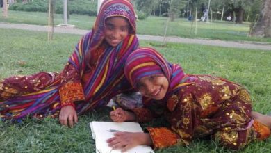 خانواده ای از سیستان به پارک لاله پناه آوردهاند