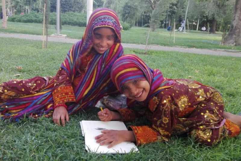 خانواده ای از سیستان به پارک لاله پناه آورده‌اند