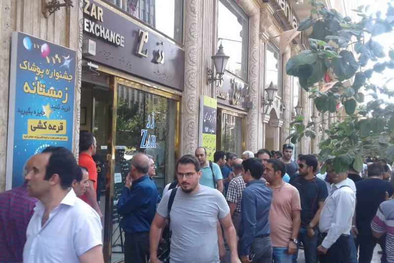 گزارش| ارز دلالان ارزانتر از صرافیها