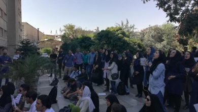 تجمع دانشجویان دانشگاه تهران در مقابل دفتر ریاست