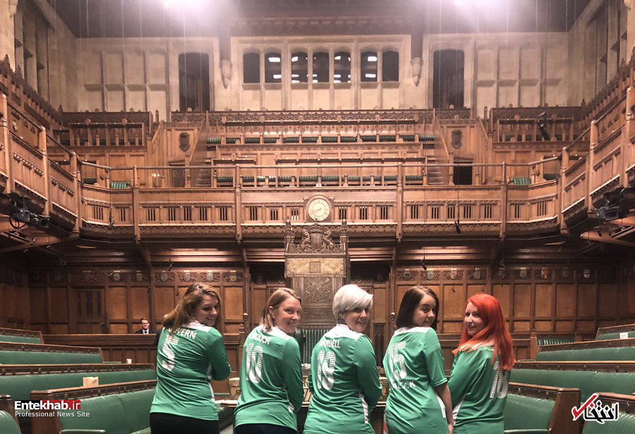 فوتبال بازی کردن نمایندگان زن مجلس عوام بریتانیا در صحن مجلس [+تصاویر]