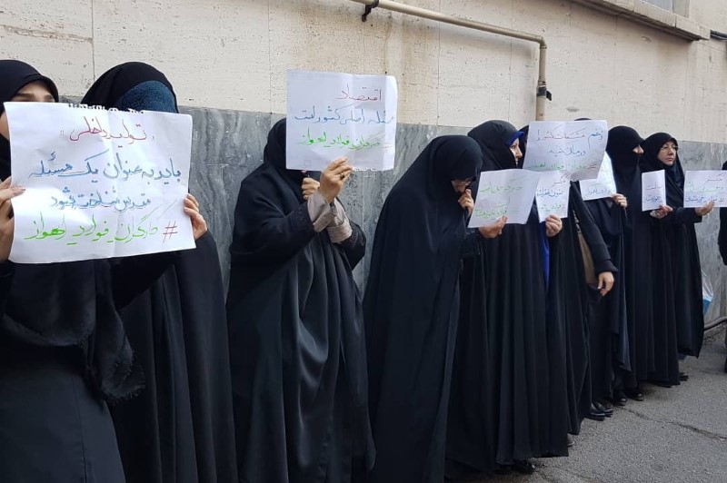دیدار چند دانشجو و طلبه بسیجی با مسوولان بانک ملی