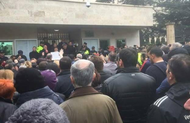 تجمع اعتراض به تتلو در مقابل سفارت ایران در تفلیس