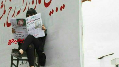 زن زنده در بیلبورد تبلیغاتی یک سلمونی در بابل