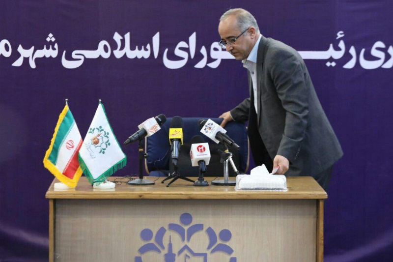 رییس شورای شهر مشهد در نشست خبری هفتم اردیبهشتماه ضمن اشاره به موضوع فاصلهی بین شهرداری و مردم دربارهی عملکرد شورای پنجم شهر مشهد