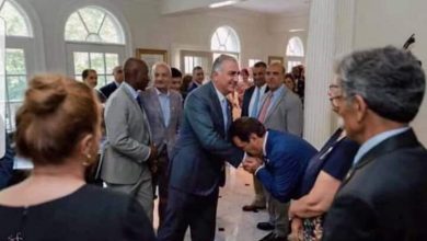 بازتاب دست‌بوسی رضا پهلوی