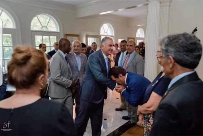 بازتاب دست‌بوسی رضا پهلوی