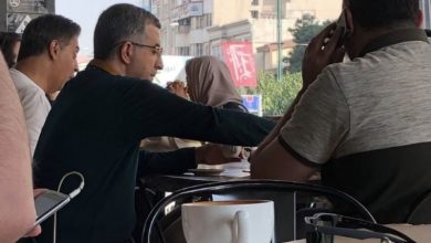 عکسی از مشایی در یک رستوران