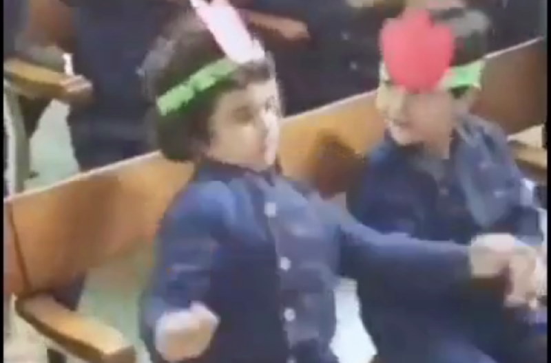 ویدیو | پسربچه‌ای که با سرود «هوا دل‌پذیر شد» می‌رقصد