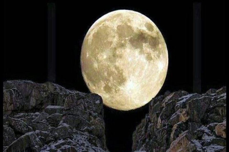 آیا پیامبر شقّ‌القمر کرد؟