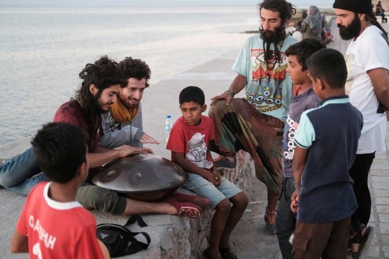 گفتگو با کولهگردی که تیتر گاردین شد