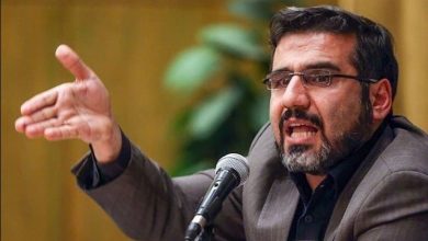 انجمن صنفی پایگاه های خبری استان تهران در پیامی انتخاب محمد مهدی اسماعیلی به عنوان وزیر فرهنگ و ارشاد اسلامی را تبریک گفت. در متن این پیام آمده است: برادر ارجمند، جناب آقای دکتر محمدمهدی اسماعیلی وزیر محترم فرهنگ و ارشاد اسلامی سلام علیکم به شما تبریک می گوییم که خداوند سعادت خدمت به فرهنگ و هنر ایران عزیز را در قامت وزیر فرهنگ و ارشاد اسلامی ارزانی تان کرده است. این فرصت مغتنمی است که با خردمندی و تدبیر و تعامل، بتوانید نامی نیک از خود در تاریخ فرهنگ و هنر ایران ثبت کنید؛ امید که قدردان این ودیعه الهی باشید و صد البته مادام که در راه خدمت هستید، ما نیز در کنارتان خواهیم بود. جناب آقای وزیر پایگاه های خبری سال هاست که بار اصلی اطلاع رسانی و تحلیل را در جامعه ایران بر عهده دارند و اگر کسی منکر نقش بی بدیل و ممتاز این گروه از رسانه ها شود، قطعاً شناخت درستی از صحنه رسانه ای کشور ندارد. مع الوصف، غلبه نگاه های سنتی به رسانه، عدم شناخت از تحولات فناورانه، ناآشنایی با ذائقه مخاطبان، بی عملی ها و ای بسا برخی منافع خاص، باعث شده است که پایگاه های خبری ایران آنچنان که باید و شاید از حقوق قانونی برخوردار نباشند و مورد تبعیض و ستم واقع شوند. ما امیدواریم در دوران وزارت جنابعالی، رفع موانع موجود در مسیر پایگاه های خبری، به عنوان یک راهبرد اصیل رسانه ای مد نظر قرار گیرد؛ قطعاً غفلت از فراگیرترین بخش رسانه ای ایران، شایسته وزارت فرهنگ و ارشاد اسلامی و مشخصاً شخص وزیر نخواهد بود. توفیقات روزافزون تان را از درگاه الهی خواستاریم. با احترام انجمن صنفی پایگاه های خبری استان تهران انتهای پیام
