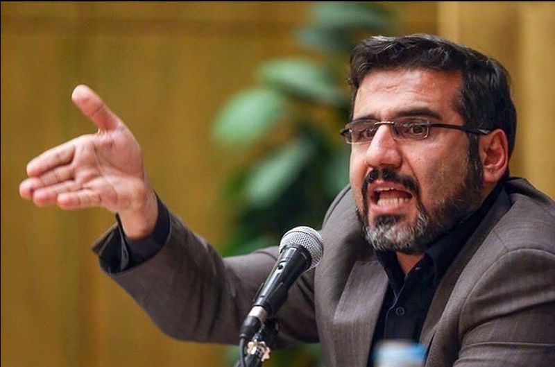 انجمن صنفی پایگاه های خبری استان تهران در پیامی انتخاب محمد مهدی اسماعیلی به عنوان وزیر فرهنگ و ارشاد اسلامی را تبریک گفت. در متن این پیام آمده است: برادر ارجمند، جناب آقای دکتر محمدمهدی اسماعیلی وزیر محترم فرهنگ و ارشاد اسلامی سلام علیکم به شما تبریک می گوییم که خداوند سعادت خدمت به فرهنگ و هنر ایران عزیز را در قامت وزیر فرهنگ و ارشاد اسلامی ارزانی تان کرده است. این فرصت مغتنمی است که با خردمندی و تدبیر و تعامل، بتوانید نامی نیک از خود در تاریخ فرهنگ و هنر ایران ثبت کنید؛ امید که قدردان این ودیعه الهی باشید و صد البته مادام که در راه خدمت هستید، ما نیز در کنارتان خواهیم بود. جناب آقای وزیر پایگاه های خبری سال هاست که بار اصلی اطلاع رسانی و تحلیل را در جامعه ایران بر عهده دارند و اگر کسی منکر نقش بی بدیل و ممتاز این گروه از رسانه ها شود، قطعاً شناخت درستی از صحنه رسانه ای کشور ندارد. مع الوصف، غلبه نگاه های سنتی به رسانه، عدم شناخت از تحولات فناورانه، ناآشنایی با ذائقه مخاطبان، بی عملی ها و ای بسا برخی منافع خاص، باعث شده است که پایگاه های خبری ایران آنچنان که باید و شاید از حقوق قانونی برخوردار نباشند و مورد تبعیض و ستم واقع شوند. ما امیدواریم در دوران وزارت جنابعالی، رفع موانع موجود در مسیر پایگاه های خبری، به عنوان یک راهبرد اصیل رسانه ای مد نظر قرار گیرد؛ قطعاً غفلت از فراگیرترین بخش رسانه ای ایران، شایسته وزارت فرهنگ و ارشاد اسلامی و مشخصاً شخص وزیر نخواهد بود. توفیقات روزافزون تان را از درگاه الهی خواستاریم. با احترام انجمن صنفی پایگاه های خبری استان تهران انتهای پیام