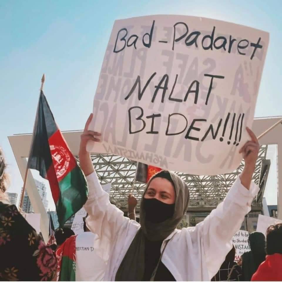 عکس | شعارهای جالب افغانستانیها در آمریکا