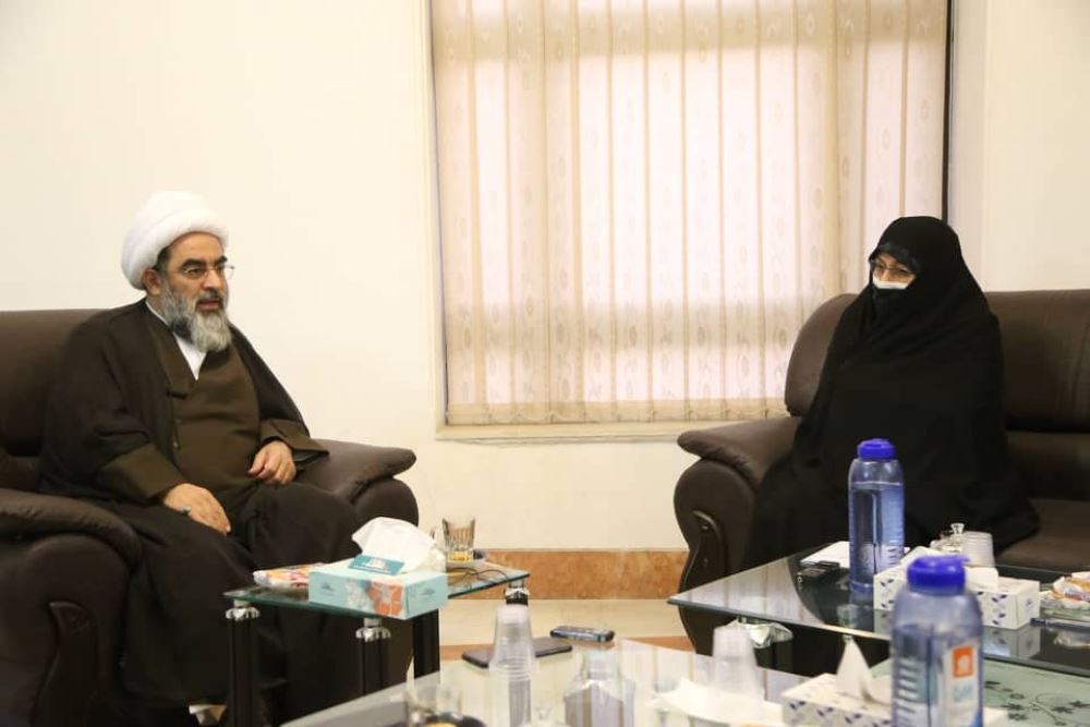 آیت الله فاضل لنکرانی: اجبار پوشيدن چادر برای كارمندان زن صحيح نيست