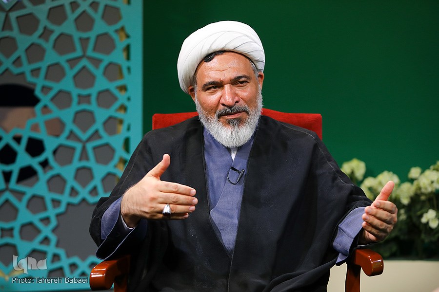 توصیه عبدالکریم بهجت پور مدیر حوزههای خواهران: خانمها مقابل مسیح علینژاد بایستند / استقلال مالی زن خانواده را از پایداری خارج میکند