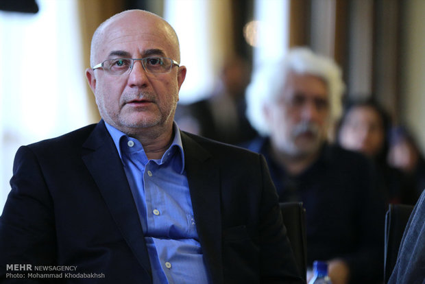 خانوادهی علی مرادخانی: چون وضع اقتصادی کشور مساعد نیست هزینههای مراسم صرف امور فرهنگ و موسیقی شود