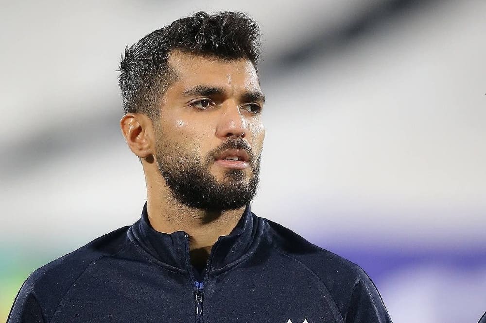 بازیکن استقلال در اعتراض به مرگ مهسا امینی موی خود را تراشید + (فیلم تراشیدن مو توسط زبیر نیک نفس)