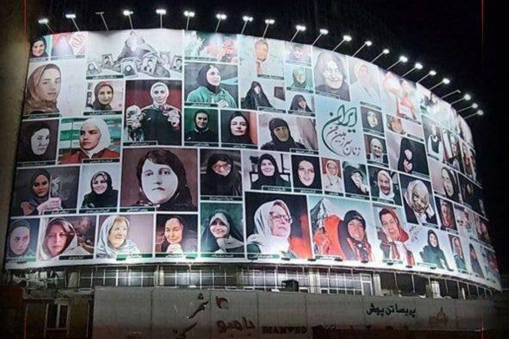 فاطمه معتمدآریا و مرضیه برومند در دیوارنگار میدان ولیعصر