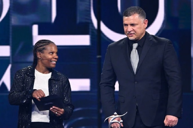 حضور علی دایی در مراسم بهترین‌‌های فیفا (+فیلم) | شهریار فوتبال ایران جایزه بازی جوانمردانه را اهدا کرد