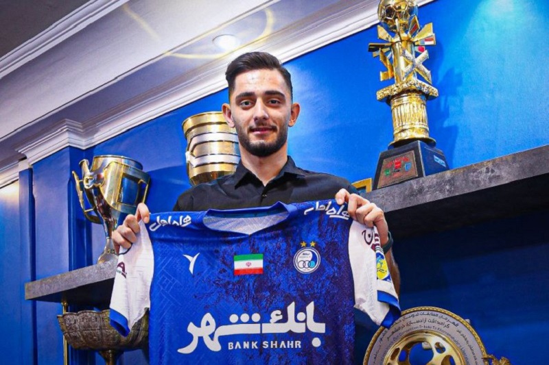 آریا برزگر به استقلال پیوست ؛ مهاجم سابق پرسپولیس آبیپوش شد