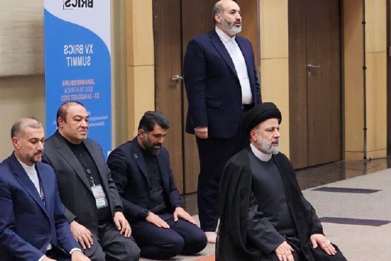 تملق عجیب رسانهی دولتی: پیشنمازی رئیسی برای هیئت اعزامی ایران به بریکس غرور یک مسلمان است! | تحت تاثیر قرار گرفتن حساب هواداری ترامپ