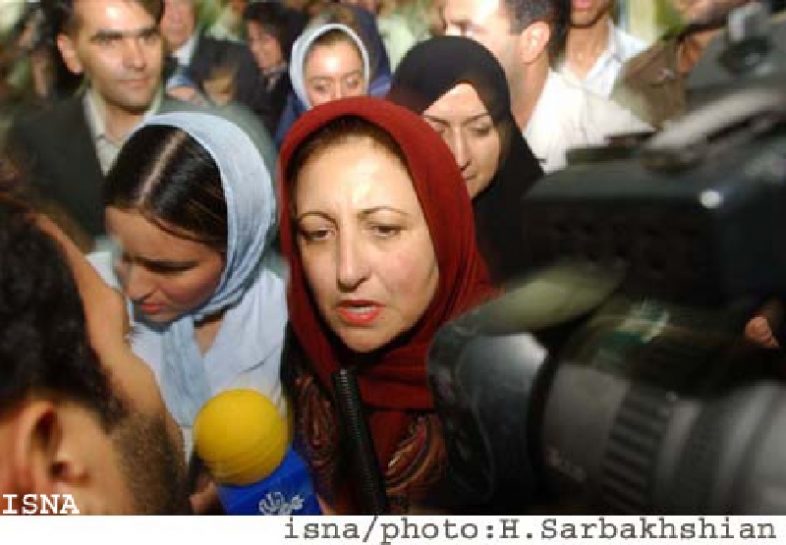 شیرین عبادی ۲۰ سال پیش در چنین روزهایی: به قانون احترام می‌گذارم و حجاب سر می‌کنم
