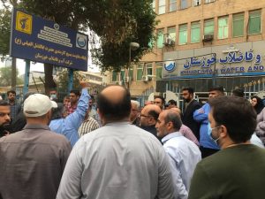 تجمع کارکنان ابفا خوزستان مقابل شرکت | «املاک و سرمایههای شرکت را حراج نکنید»