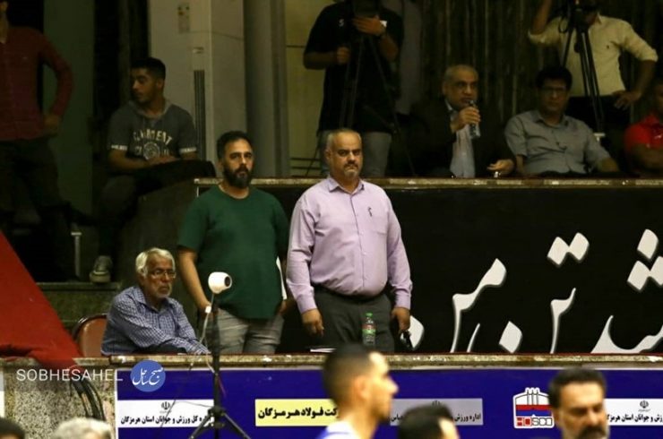 مشکلات جایگاه خبرنگاران موضوعی است که محمود رئیسی در صبح ساحل به آن پرداختهاست. او نوشت: «بی احترامی به جایگاه خبرنگاران و عکاسان ورزشی در سالن فجر و ورزشگاه خلیج فارس بندرعباس به اوج خورش رسیده است و انکار این موضوع به هیچ یک از مسوولان امر بر نمی خورد.»