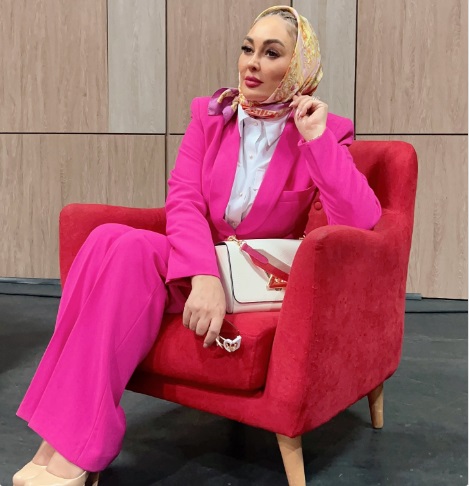 عکس الهام حمیدی با کت و شلوار رنگ جیغ!