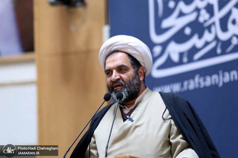 آیت الله سروش محلاتی: از مجموع روایات استفاده میشود که زن محور داخل خانه است
