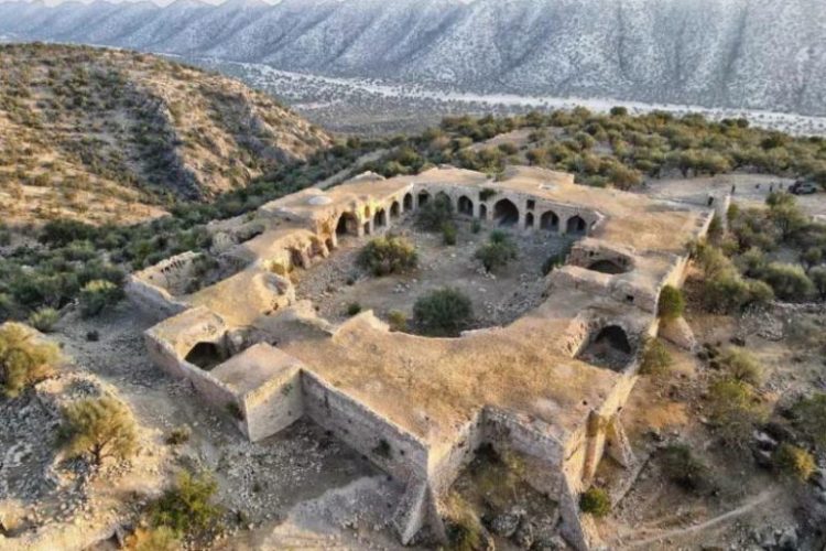 وزیر میراث‌فرهنگی: کاروانسرای میان کتل کازرون باید مرمت شود