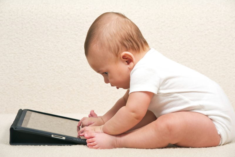 عوارض سرگرمکردن نوزادان با صفحات نمایشگر