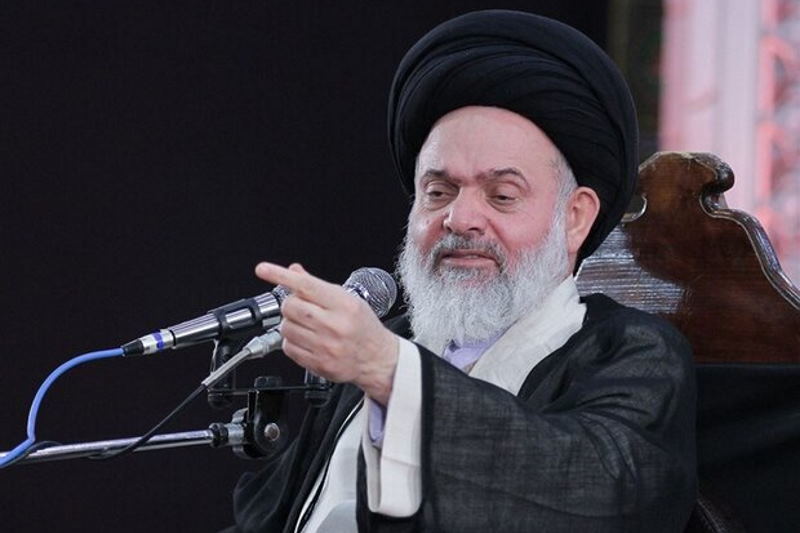 امام جمعه قم: ائمه جمعه نباید به جای مسئولین وعده دهند