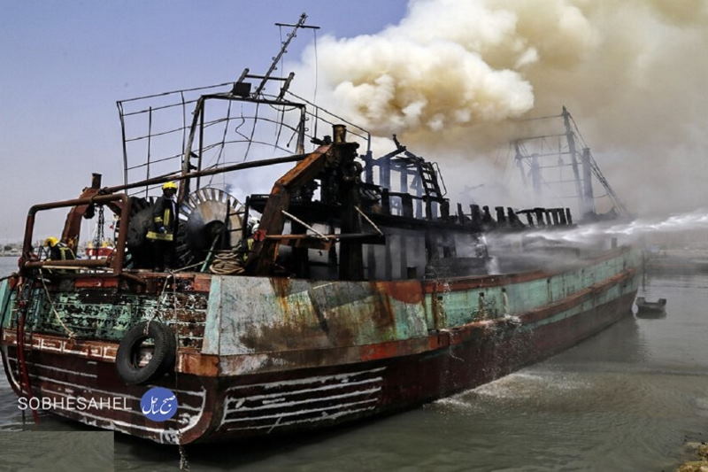 آتش‌سوزی شناور حامل سوخت قاچاق در آب‌های بندرعباس