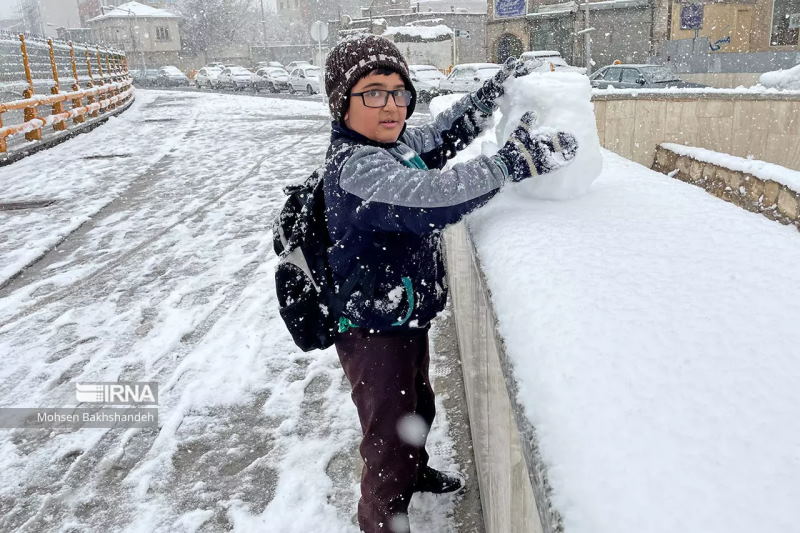 شاهکار آموزش و پرورش در روز برفی و یخبندان مشهد
