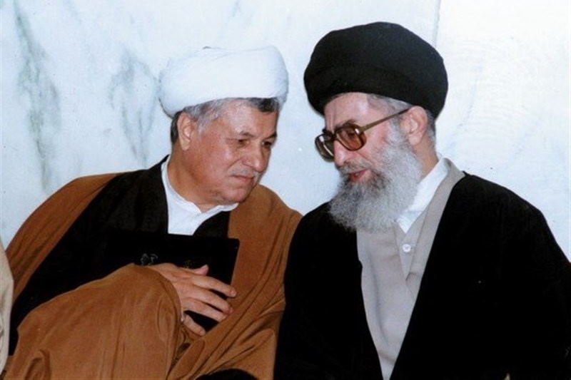خاطرات هاشمی ۲ اسفند سال 79 | صحبت با رهبری درباره‌ی راهكارهای جلوگيری از «بحران»