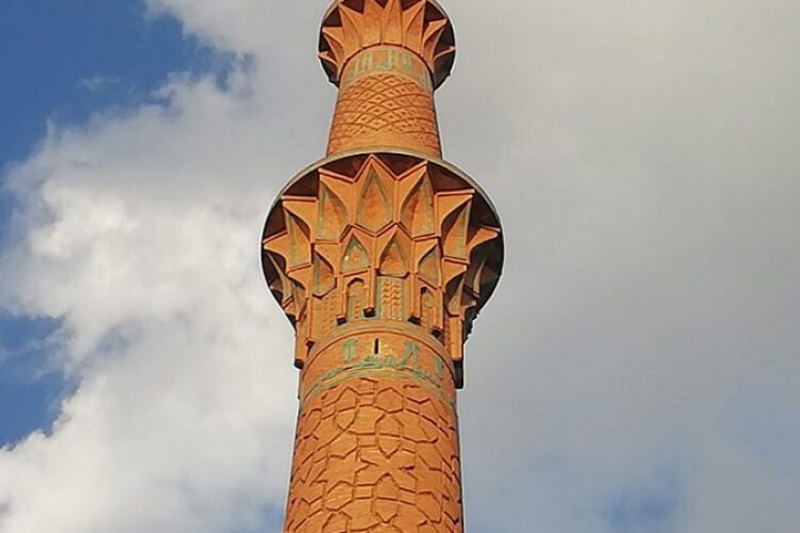 تخریب و نمزدگی در قسمتهایی از منارههای ساربان و چهلدختران اصفهان