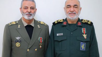 اعطای نشان فتح به فرمانده ارتش و فرمانده سپاه [+تصاویر]