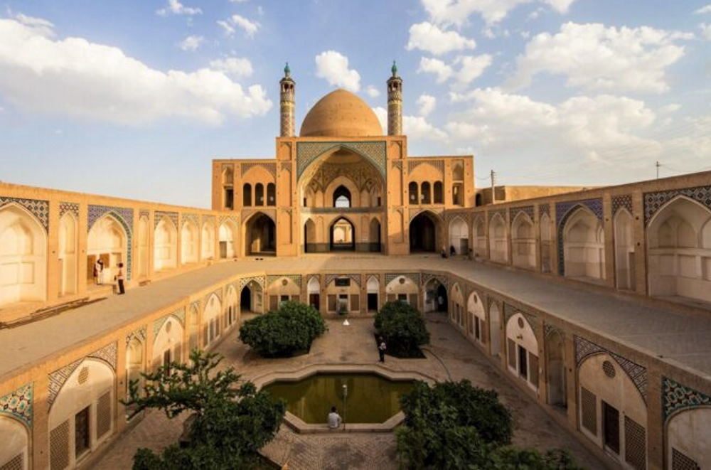 تلاش برای سرقت قسمتی از درب مسجد آقابزرگ کاشان ناکام ماند [+ عکس]