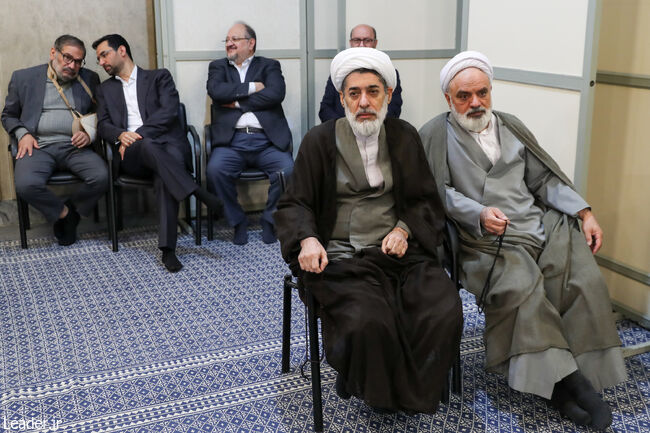 عکسی از علی شمخانی با دست شکسته و آتل بسته در دیدار رهبری
