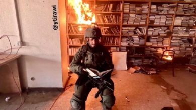 سوزاندن کتابخانه‌ی دانشگاه الاقصی توسط سرباز اسرائیلی [+عکس]
