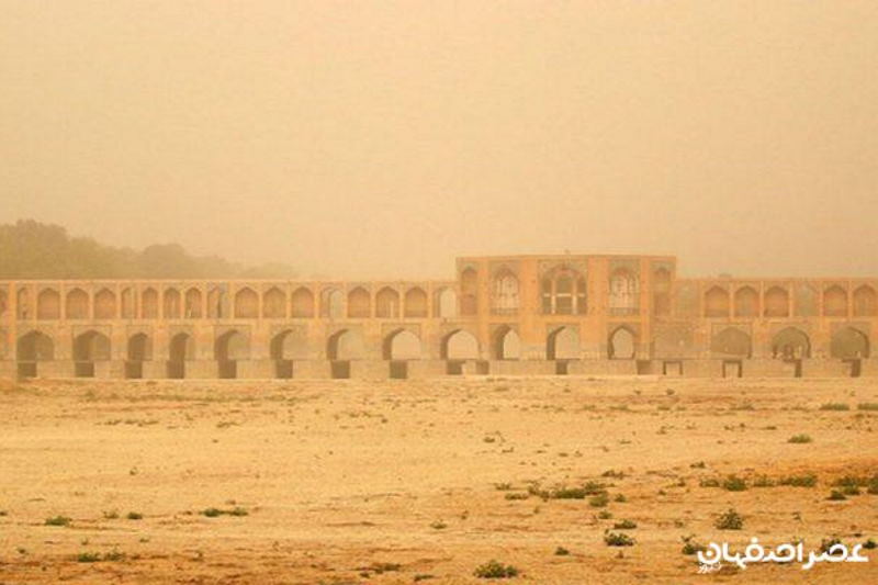 بستر خشک زایندهرود در طول ۲۰۰ کیلومتر، منبع تولید گرد و غبار است