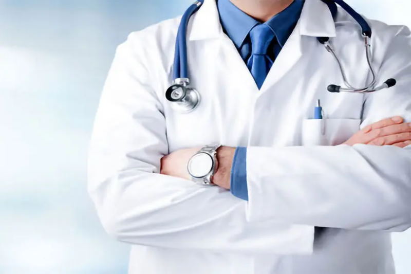 مقام سابق نظام پزشکی: پزشکان ایرانی زیر خط فقر هستند