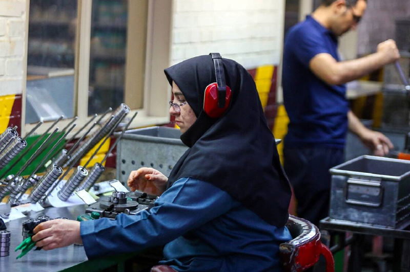 زنان فقیرتر شدهاند